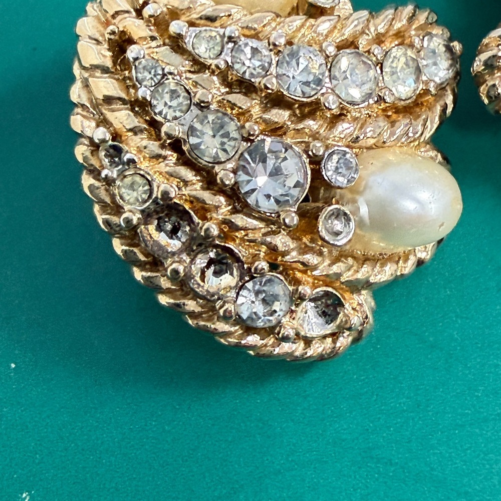 Vintage Gold-Tone Pearl & Crystal Clip-On Earrings - Elegant Women Jewelry - Picture 7 of 7